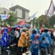 Unjuk Rasa di Tengah Hujan, Ratusan Buruh Minta ke Ahmad Luthfi Naikkan UMP 10,5 Persen