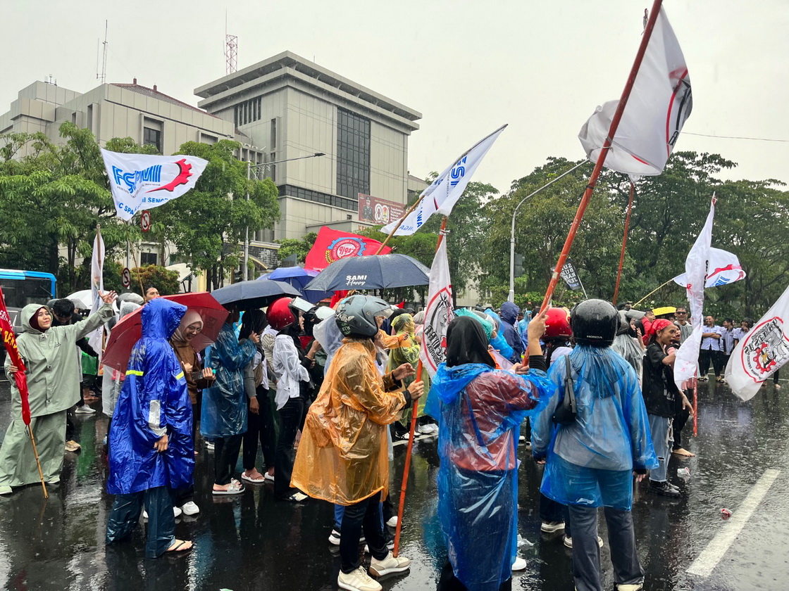 demo menuntut kenaikan UMP