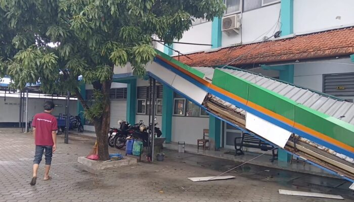 Hujan Disertai Angin Kencang Terjang Blora, Kanopi Sekolah dan Tribun Petanque Roboh