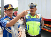 Kepala Dinas Perhubungan Jawa Tengah Arief Djatmiko (kiri) dan seorang petugas polisi