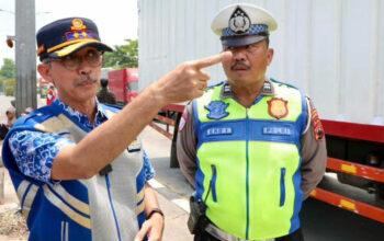 Kepala Dinas Perhubungan Jawa Tengah Arief Djatmiko (kiri) dan seorang petugas polisi