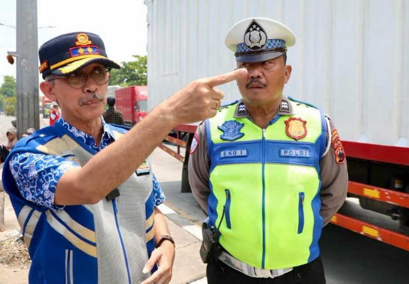 Kepala Dinas Perhubungan Jawa Tengah Arief Djatmiko (kiri) dan seorang petugas polisi