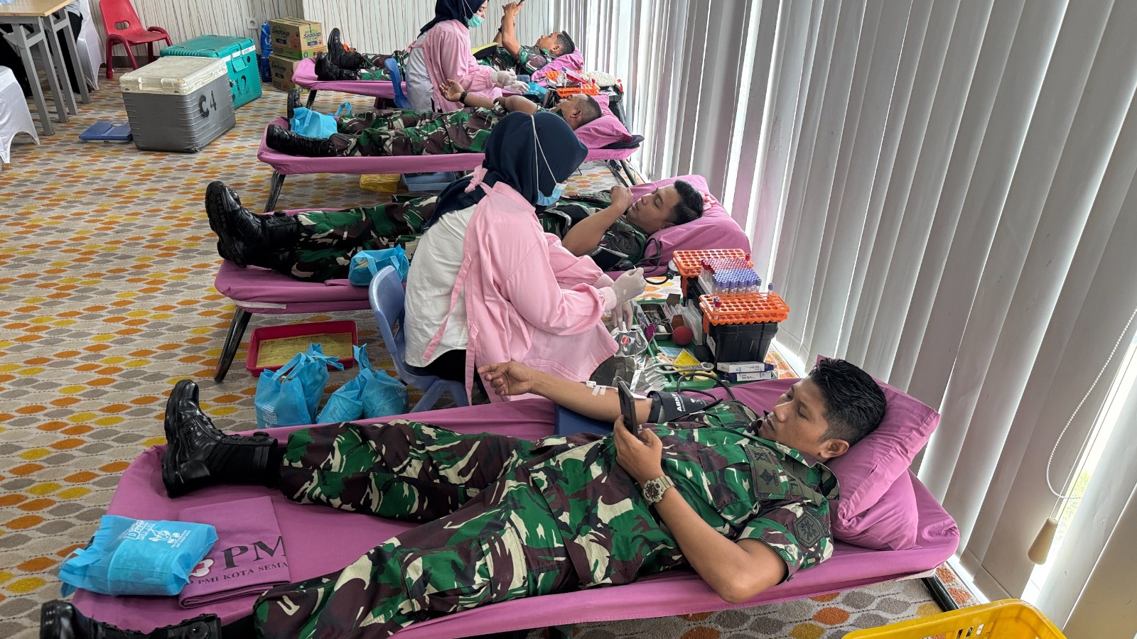 Suasana di saat para anggota TNI melakukan donor darah di Harris Sentraland Semarang. (Harris Sentraland Semarang)