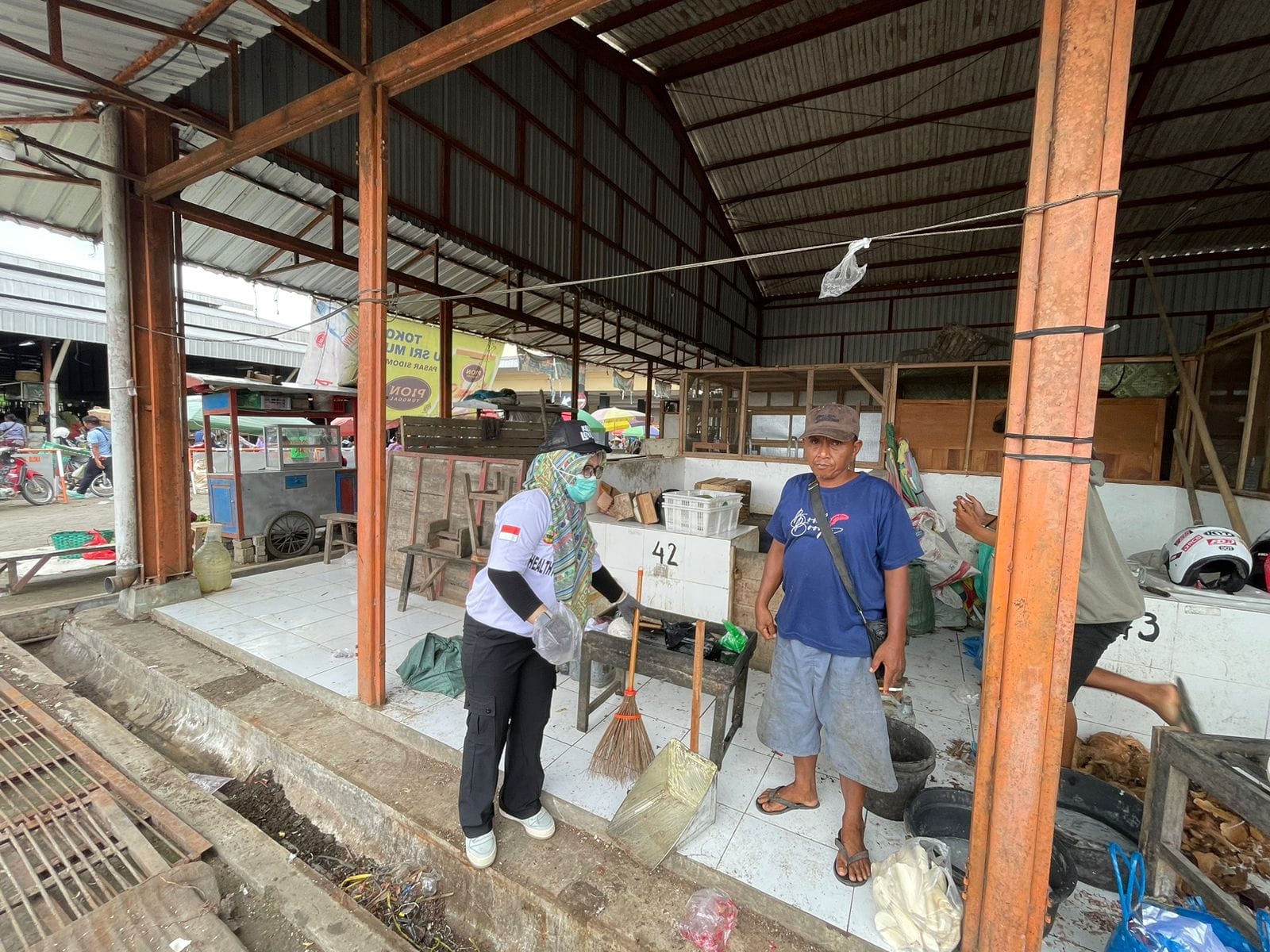 pembersihan pasar rakyat Sidomakmur Blora.