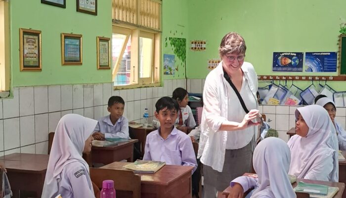 Nostalgia Masa Kecil di Salatiga, Bule Swedia Ditanya Soal MBG di Negaranya, Begini Bedanya