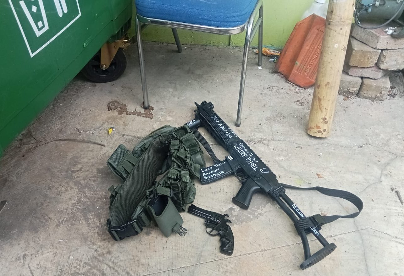 Senjata api yang ditemuka di SMAN 72 Jakarta Utara. (Twitter)