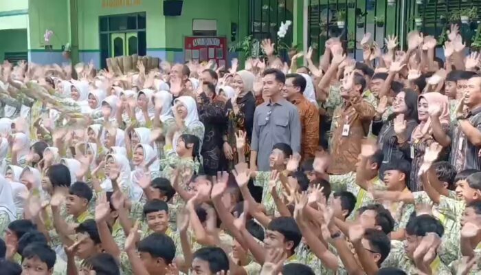 Gibran Tinjau Program MBG di SMPN 9 Salatiga, Siswi-Siswi Kegirangan Bisa Salami Wapres