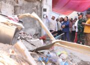 Tinjau Korban Rumah Roboh, Walikota Agustina Pastikan Pendidikan Anak Terjamin