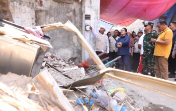 Tinjau Korban Rumah Roboh, Walikota Agustina Pastikan Pendidikan Anak Terjamin