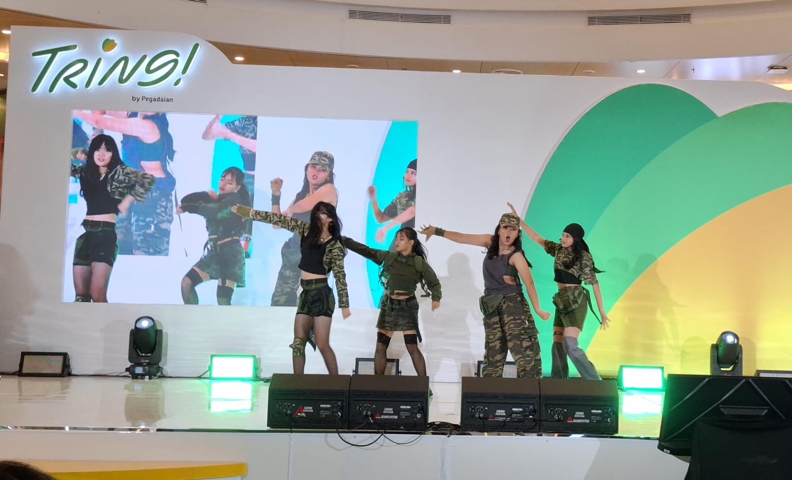 Aksi Seru Para Dancer K-Pop Warnai Festival Tring by Pegadaian di Queen City Mall Semarang