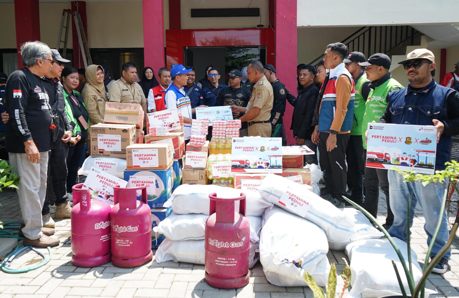 Pertamina dan Komunitas Motor Salurkan 500 Paket Bantuan Warga Terdampak Banjir Semarang
