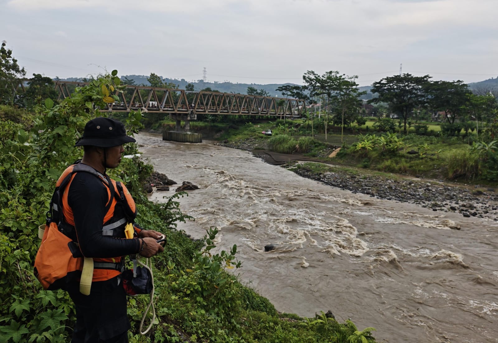 Tragedi di Tengah KKN: Mahasiswa UIN Walisongo Hanyut Saat Bermain di Sungai Jolinggo Kendal, 3 Tewas