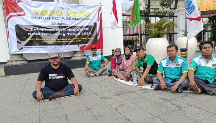 Aksi Topo Pepe Buruh di Depan Balaikota Semarang, Minta Upah Layak untuk 2026