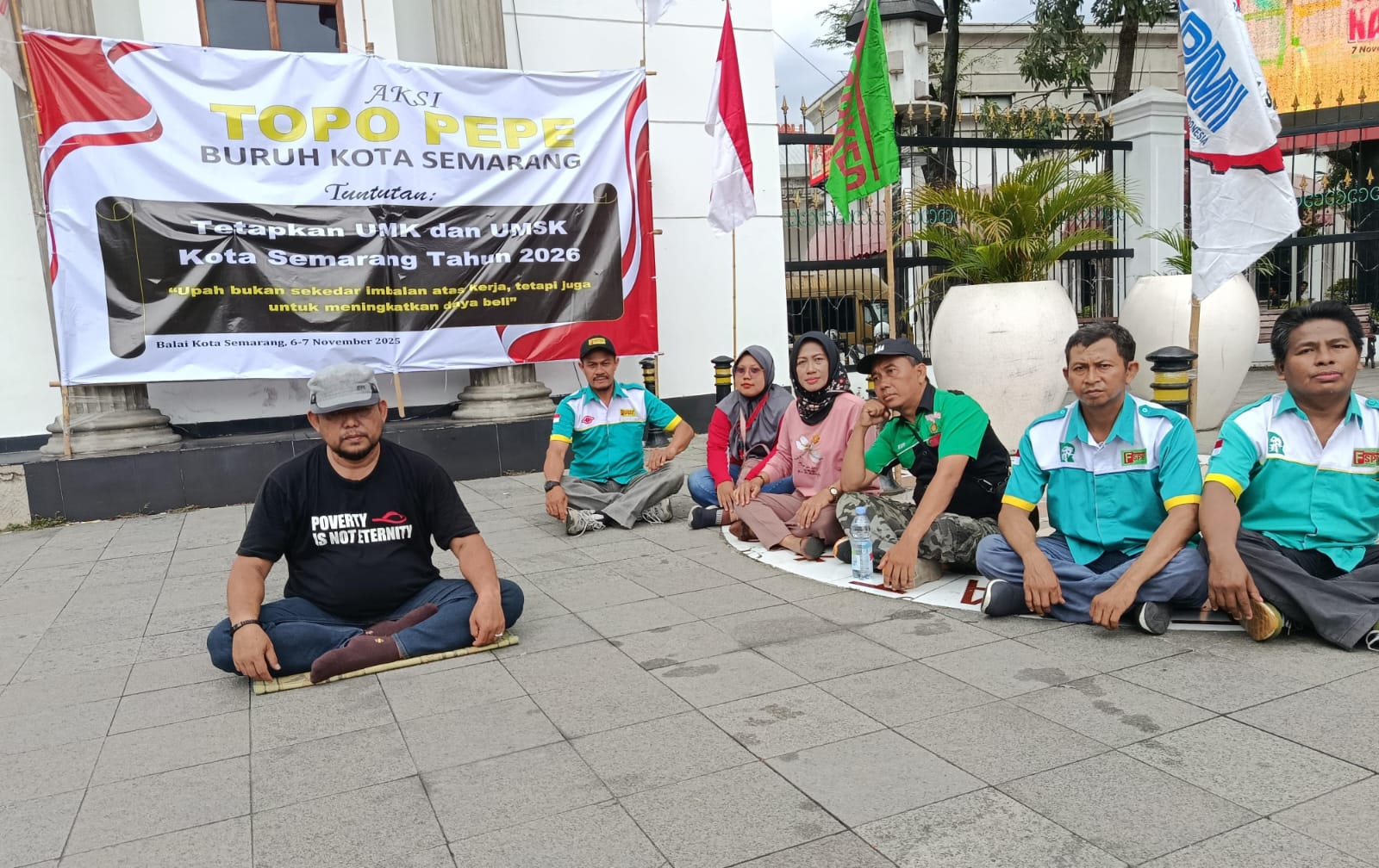 Aksi Topo Pepe Buruh di Depan Balaikota Semarang, Minta Upah Layak untuk 2026