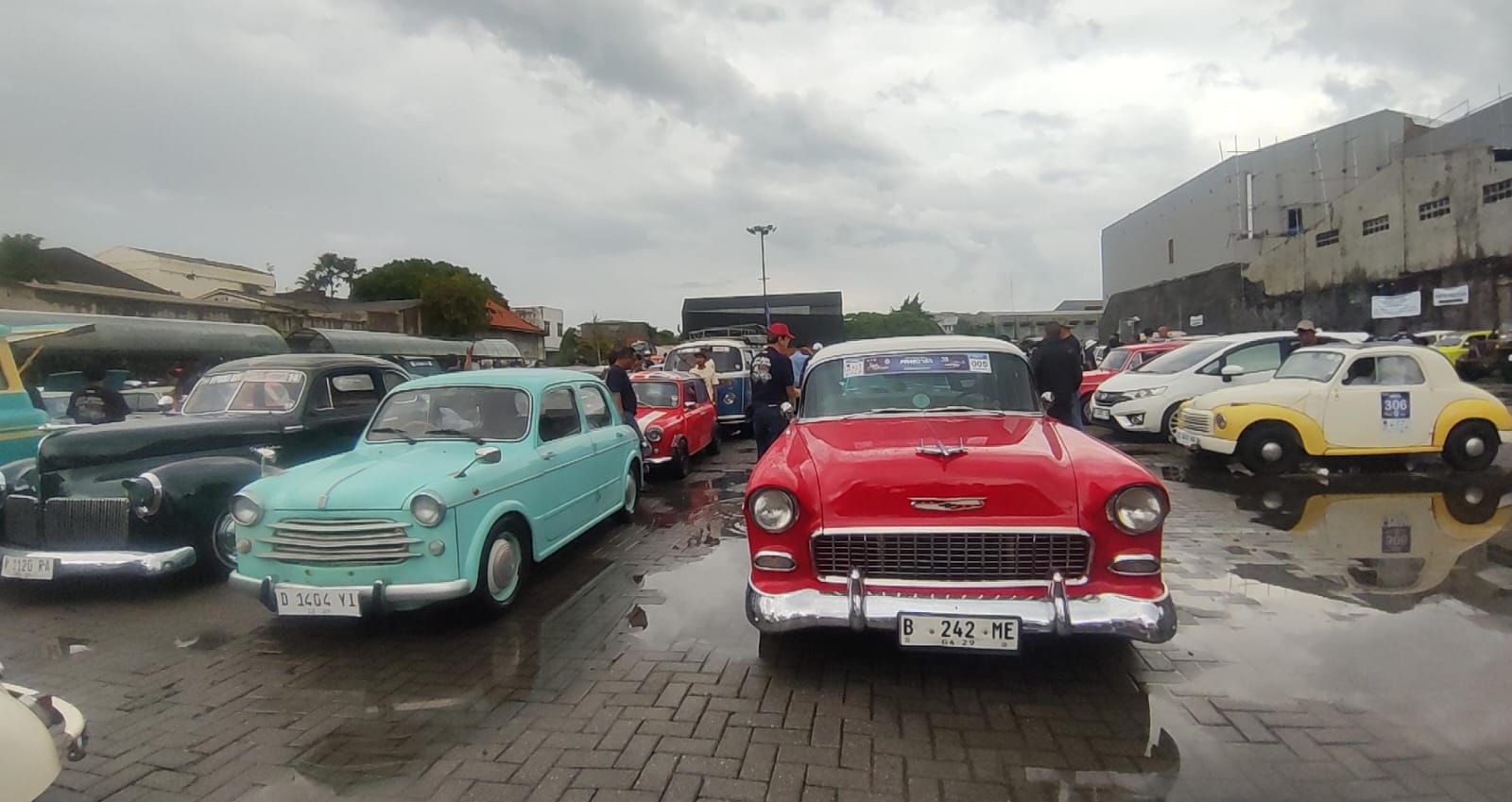 Dari Topolino 1937 hingga Pontiac, Ratusan Mobil Kuno 'Mejeng' di HUT PPMKI ke-46 di Semarang