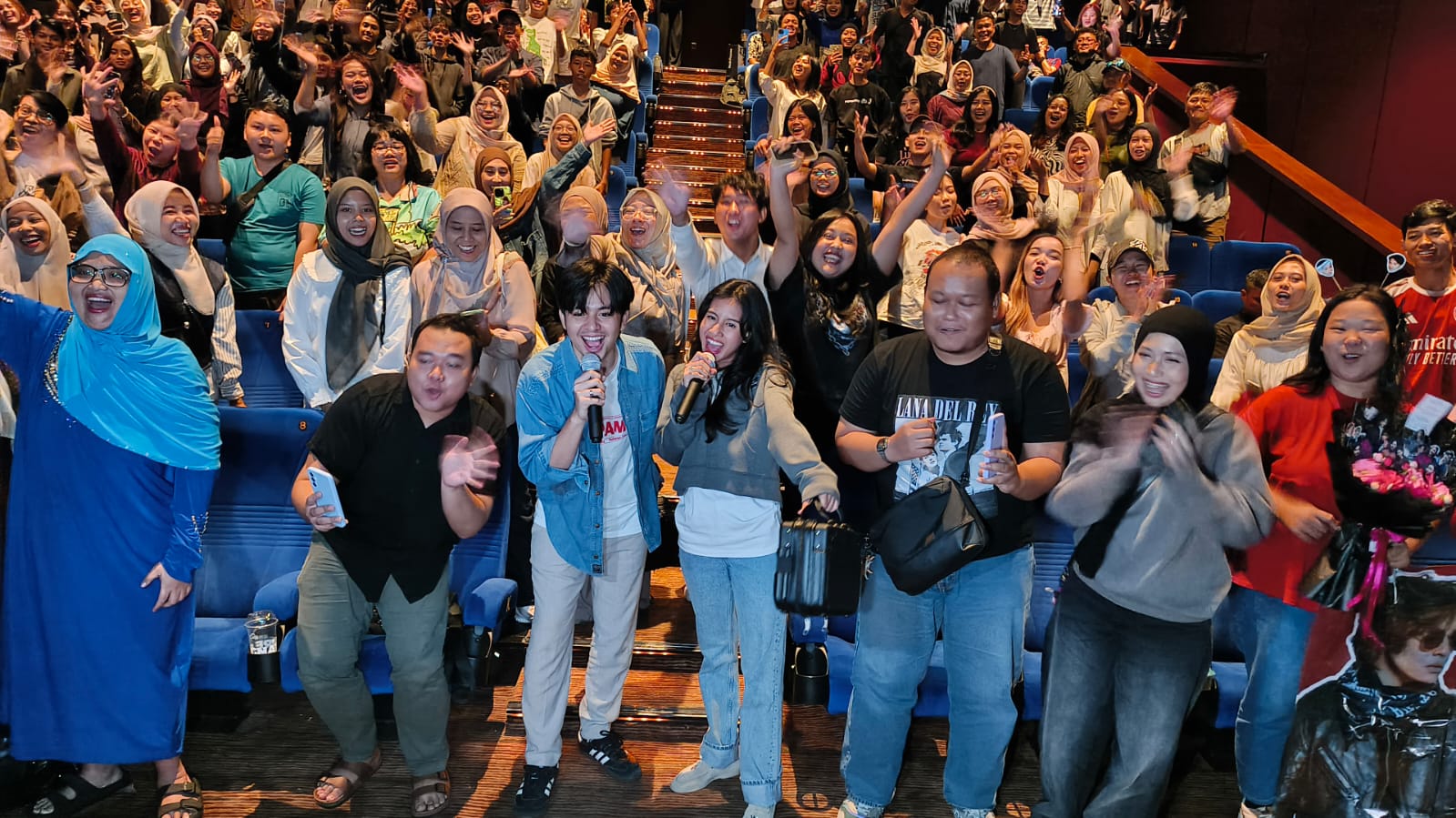 Angga Yunanda dan Shenina Cinnamon Disambut Meriah di Gala Premiere Dopamin Semarang