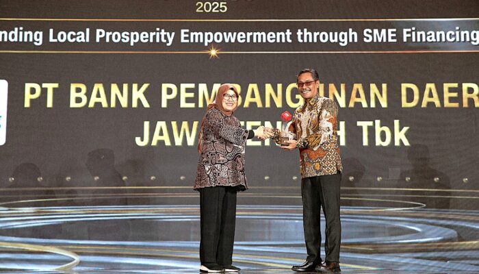 Sukses Berdayakan UMKM, Bank Jateng Raih Penghargaan di CNN Indonesia Awards 2025