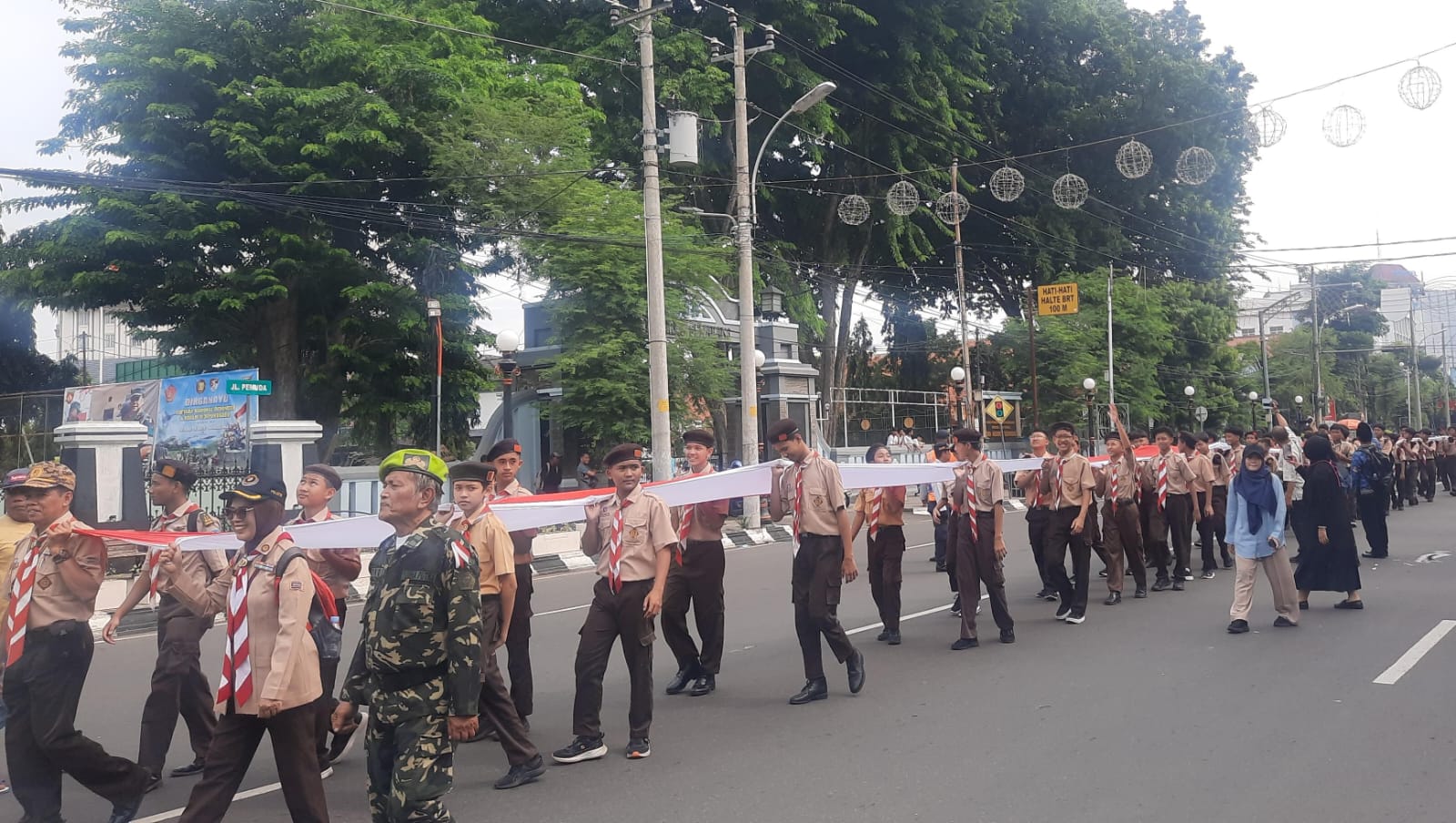 Kirab Merah Putih Sepanjang 1.945 Meter Warnai Peringatan Hari Pahlawan di Semarang