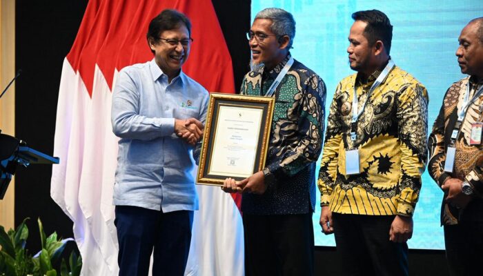 Sukses Turunkan Kasus Stunting, Ahmad Luhtfi Terima Penghargaan dari Kemenkes RI