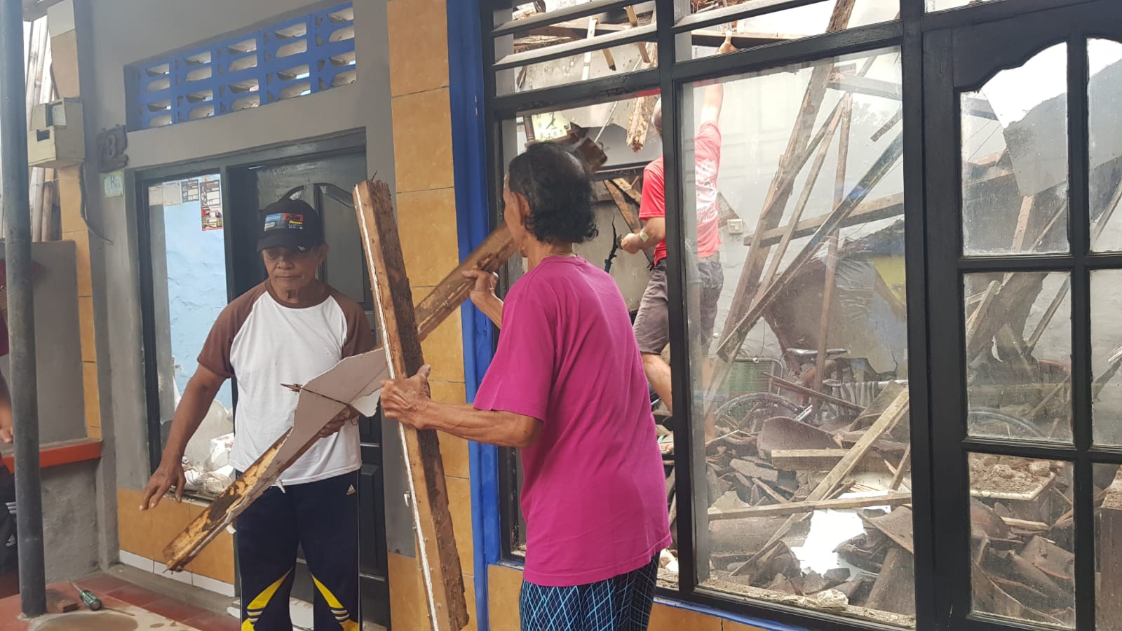 Kisah Lansia Selamat dari Runtuhan Atap Rumah Lapuk di Kampung Pelangi Semarang