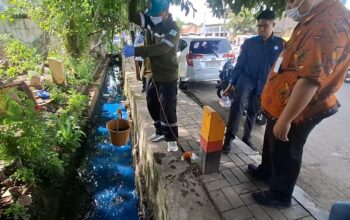 Warna Air Kali Banger Berubah Biru, DLH Semarang Ambil Sampel Uji Laboratorium