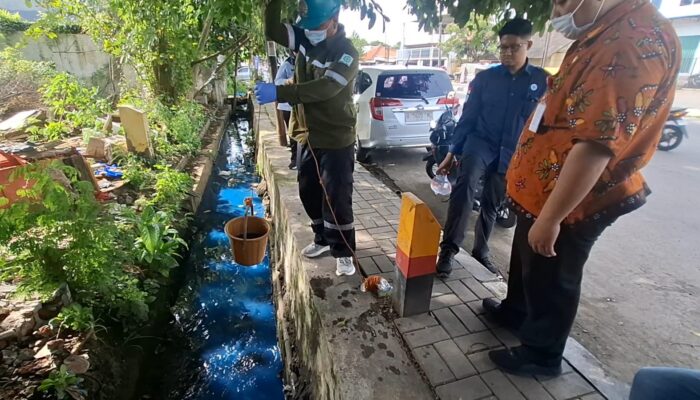 Warna Air Kali Banger Berubah Biru, DLH Semarang Ambil Sampel Uji Laboratorium