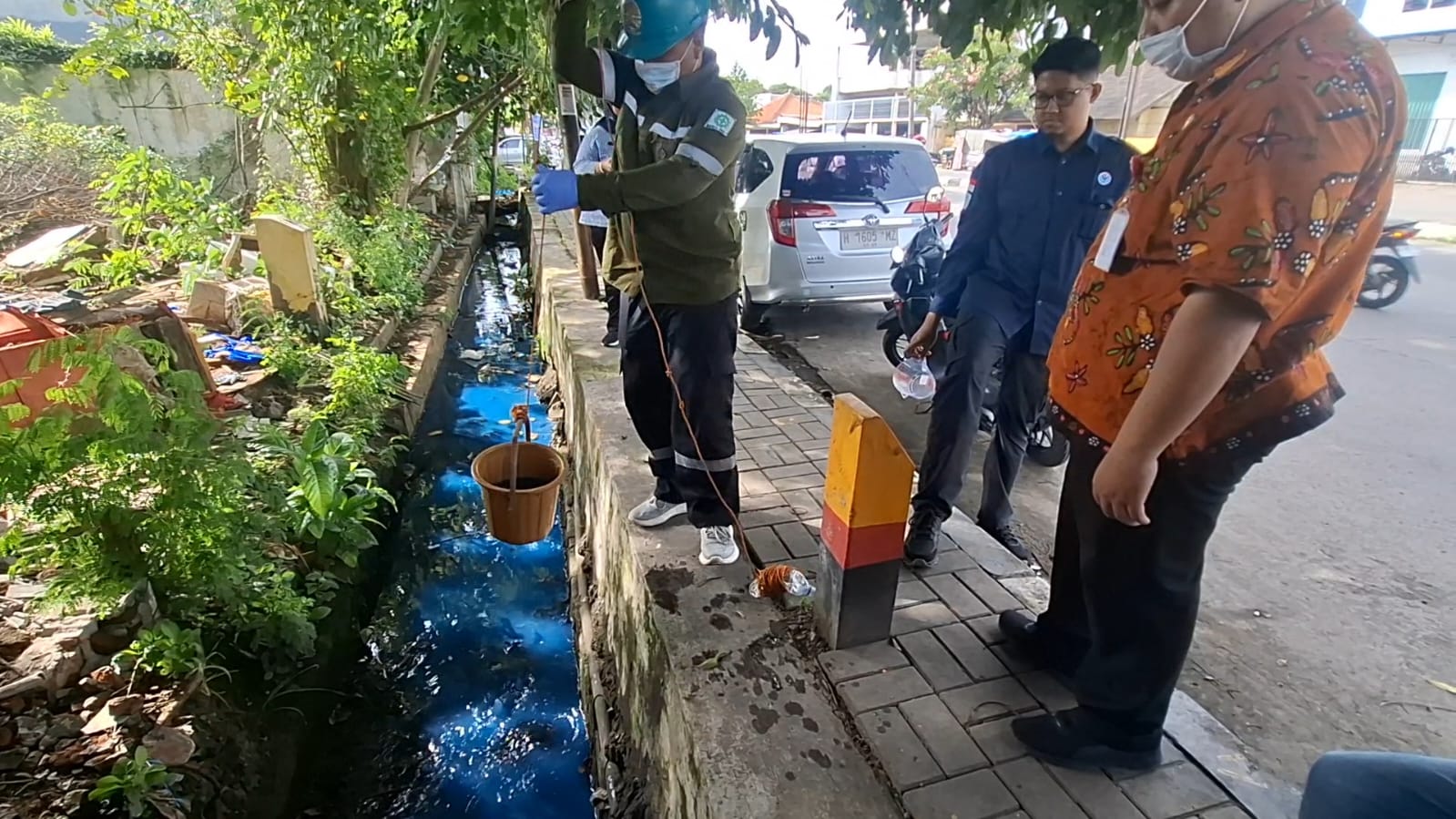 Warna Air Kali Banger Berubah Biru, DLH Semarang Ambil Sampel Uji Laboratorium