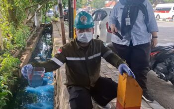 DLH Semarang Tunggu Hasil Uji Lab Dugaan Pencemaran Kali Banger Berwarna Biru