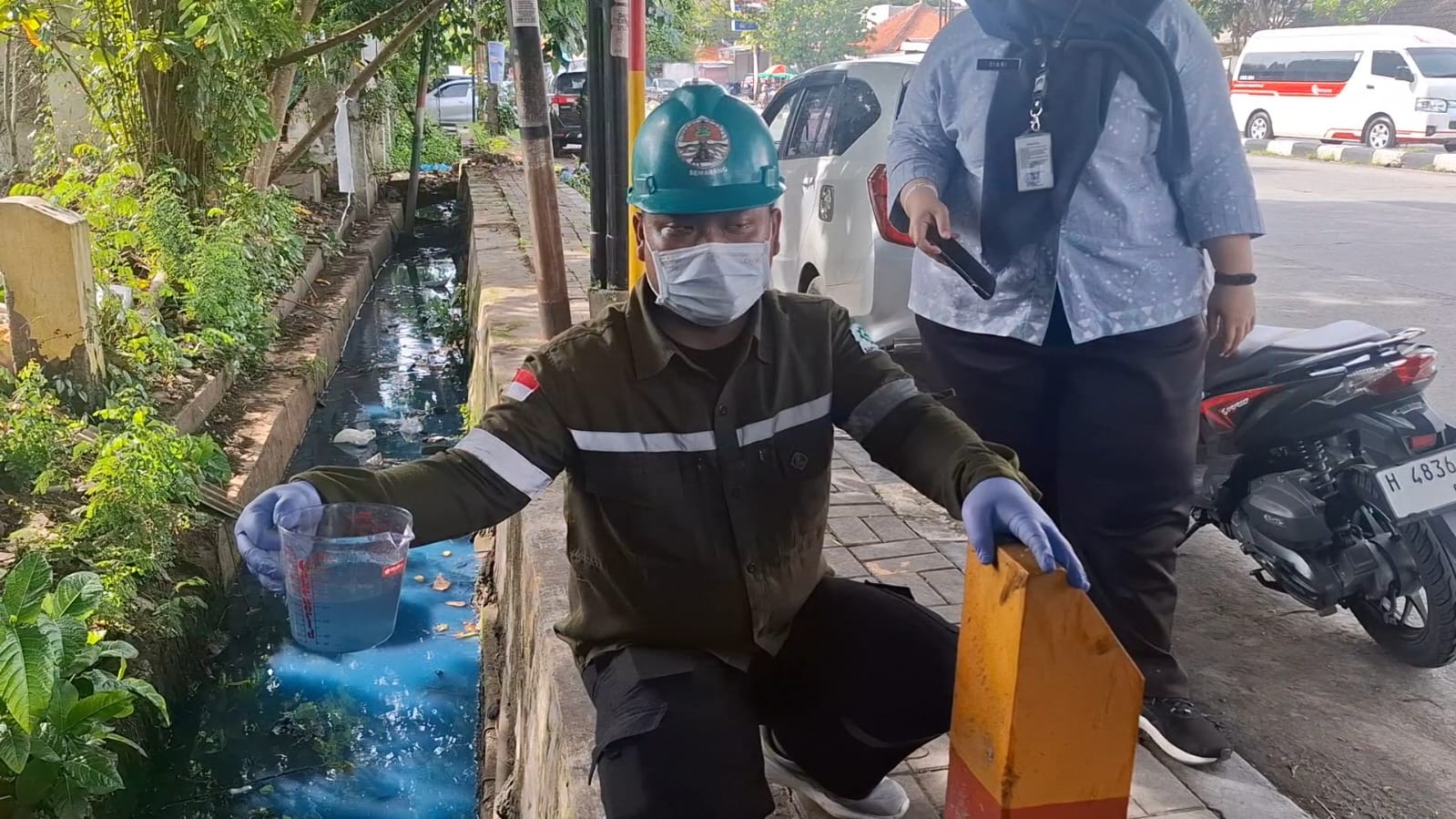 DLH Semarang Tunggu Hasil Uji Lab Dugaan Pencemaran Kali Banger Berwarna Biru
