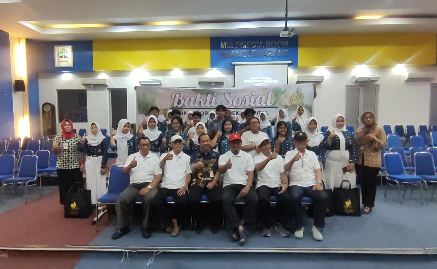 Puluhan Siswa di Semarang Terima Paket Alat Tulis dan Makanan Sehat dari Singapore Bhineka Capital