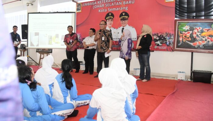 Dari Minyak Jelantah Jadi Lilin Aromaterapi: Pelajar Semarang Antusias Ikuti Pelatihan di Pasar Johar