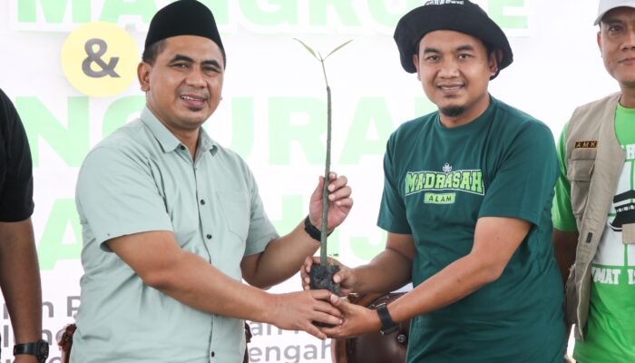 Ikut Tanam Mangrove di Jepara, Wagub Jateng Ingatkan Pentingnya Menjaga Ekosistem