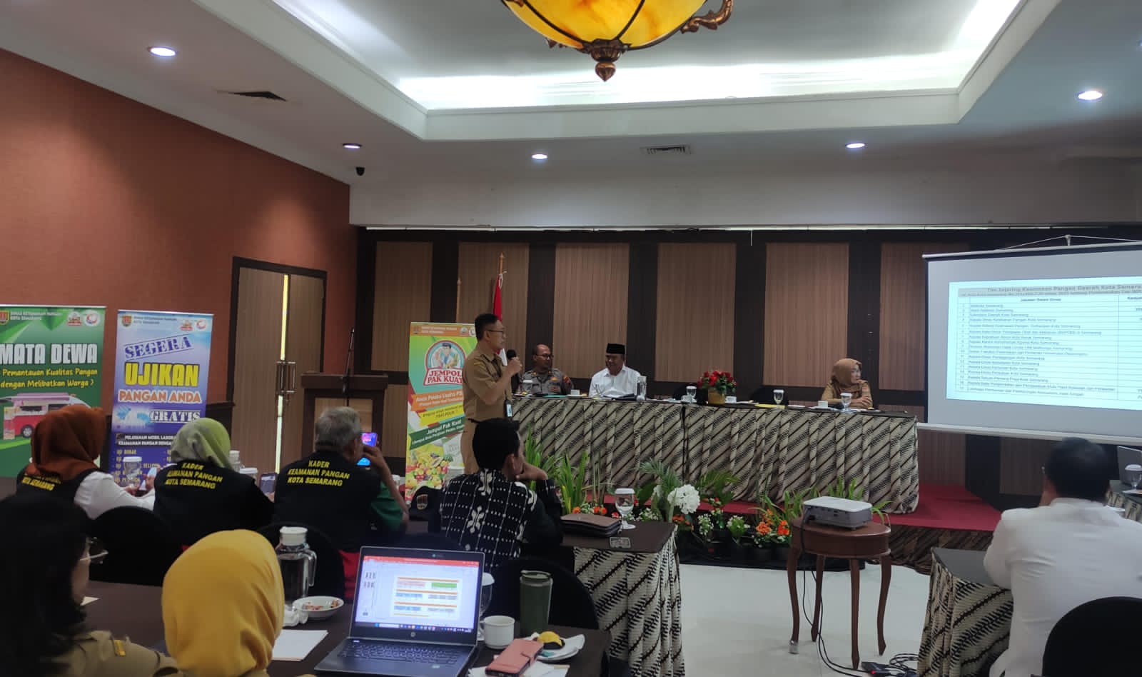 Jaga Kualitas Produk, Pemkot Beri Stiker Aman Pangan Pedagang dan UMKM di Semarang