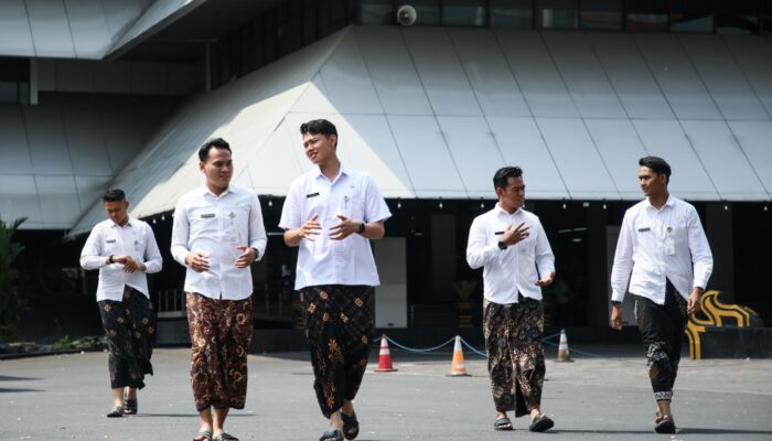 Dongkrak Pengembangan UMKM, Kebijakan Memakai Sarung Batik di Pemprov Jateng Menuai Apresiasi