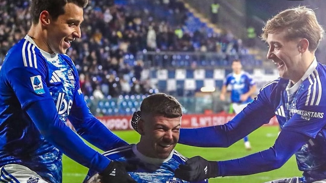 Pemain Como melakukan selebrasi pasca gol kedua ketika melawan Sassuolo