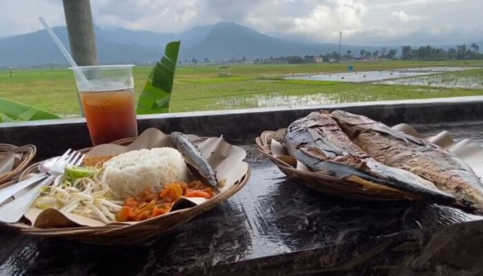 Menikmati Ikan Asapan Bonus Panorama Sawah-Gunung di Ambarawa, Sambalnya Jawa Timuran!