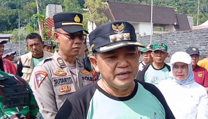 Turut Bersihkan Eceng Gondok di Rawapening, Bupati Semarang: Agar Tangkapan Ikan Nelayan Melimpah