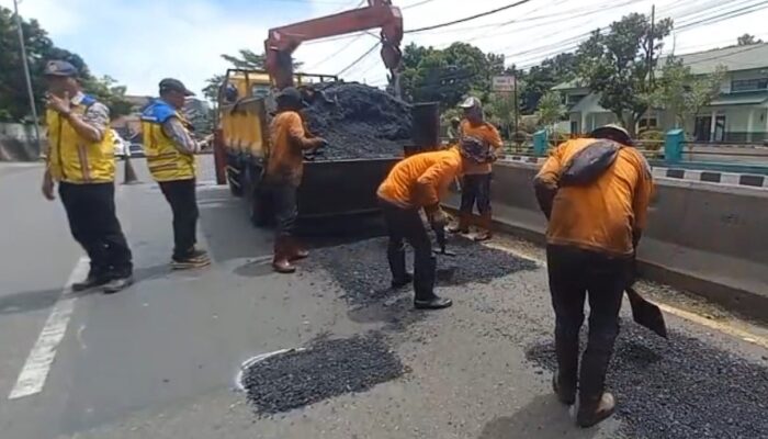 Hujan Sebabkan Banyak Lubang, BBPJN Jateng-DIY Tambal Ruas Jalan Nasional di Ungaran
