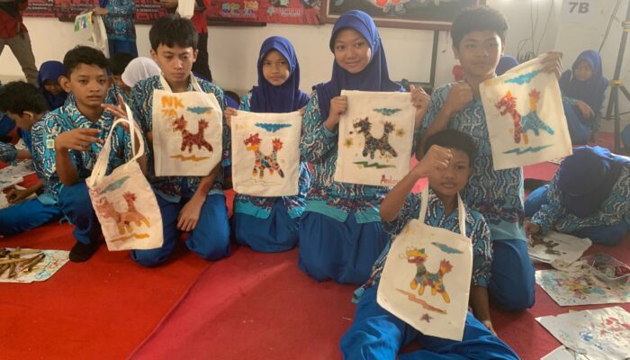 Tanamkan Spirit Kearifan Lokal, Ratusan Siswa SMPN 32 Semarang Antusias Belajar Membatik