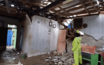 Talud Setinggi 8 Meter Longsor Timpa Rumah di Ungaran, Dua Lansia Selamat