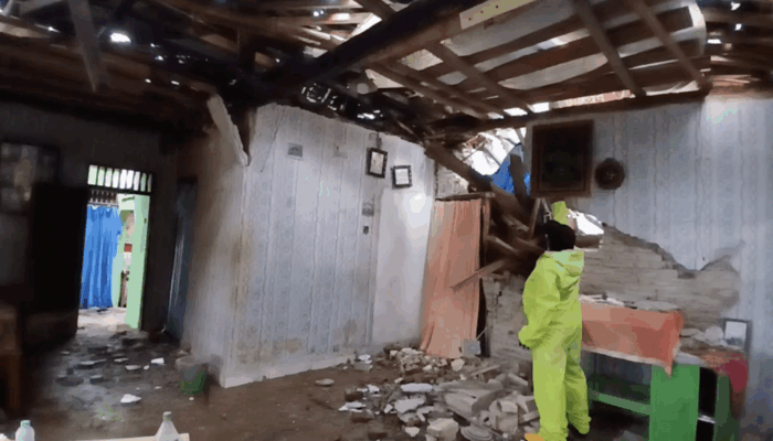 Talud Setinggi 8 Meter Longsor Timpa Rumah di Ungaran, Dua Lansia Selamat