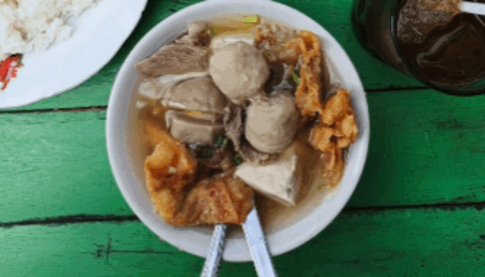 Usai Dinyatakan Halal, Warung Bakso Remaja Solo Diserbu Warga