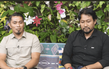 Kanit Reskrim Panakkukang IPTU dr. Nasrullah (kiri) dan Kasubnit 2 Jatanras IPDA Supriadi Gaffar. (YouTube/Denny Sumargo)