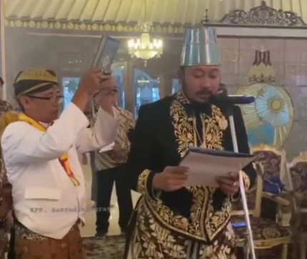 Penobatan Raja Keraton Surakarta ( Solo ) Susuhunan Pakubuwono XIV ( KGPH Hangabehi). (X/@Jateng_Twit)