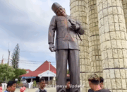 Patung Sorkarno yang miring di Indramayu, Jawa Barat. (Instagram/@indramayuupdate)