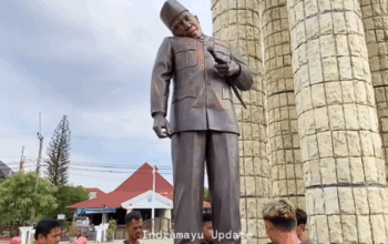 Patung Sorkarno yang miring di Indramayu, Jawa Barat. (Instagram/@indramayuupdate)