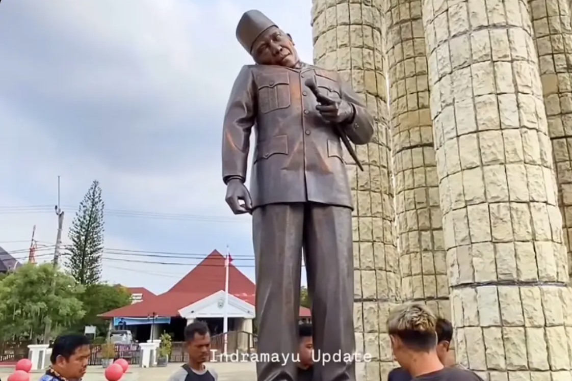 Patung Sorkarno yang miring di Indramayu, Jawa Barat. (Instagram/@indramayuupdate)