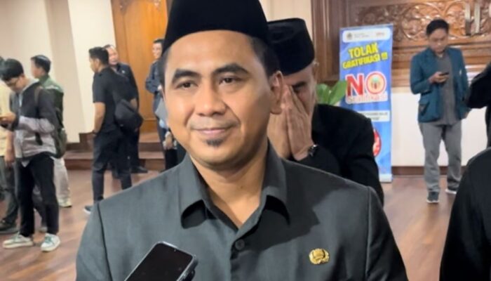 Bantah Sarung Identik dengan Islam, Gus Yasin: Itu Pakaian Adat, ASN Nonmuslim Juga Pakai