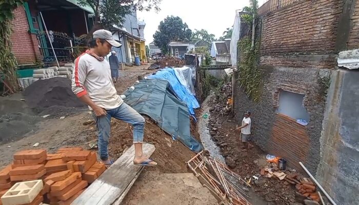 Talud Penyangga Longsor, Jalan Permukiman di Bawen Semarang Ditutup Warga: Membahayakan