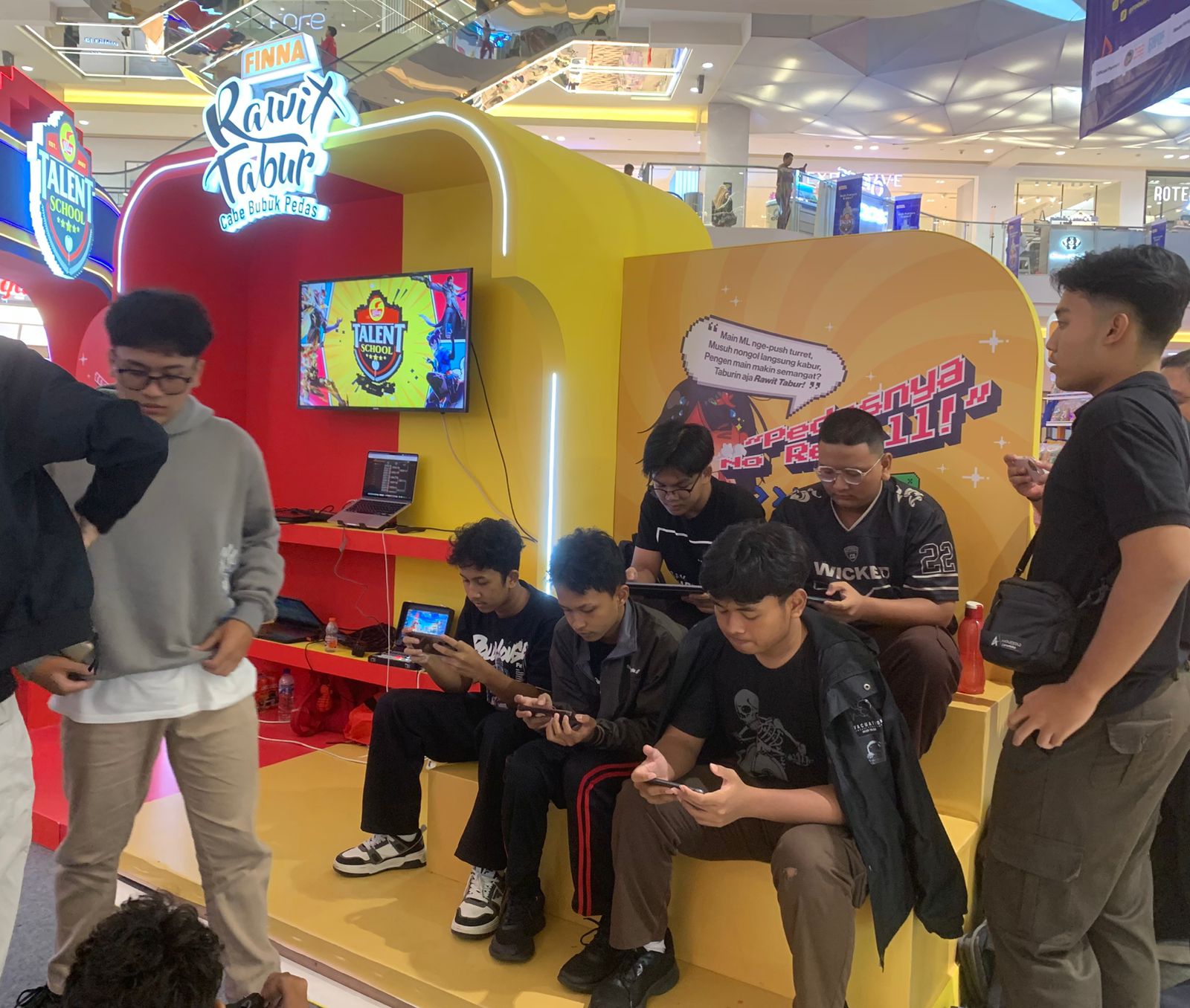 lomba di paragon mall